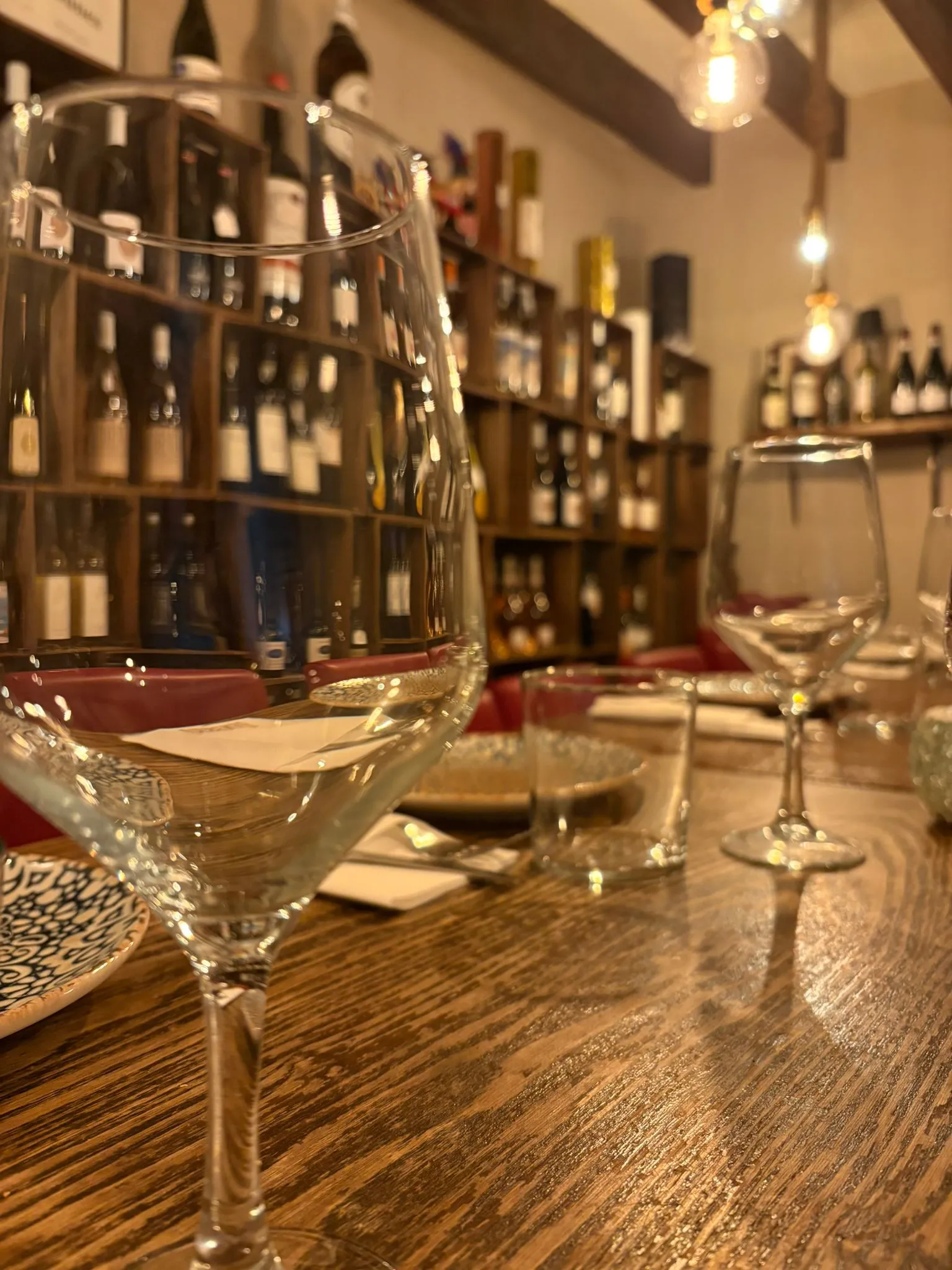 Cata de vino tinto a la luz de las velas