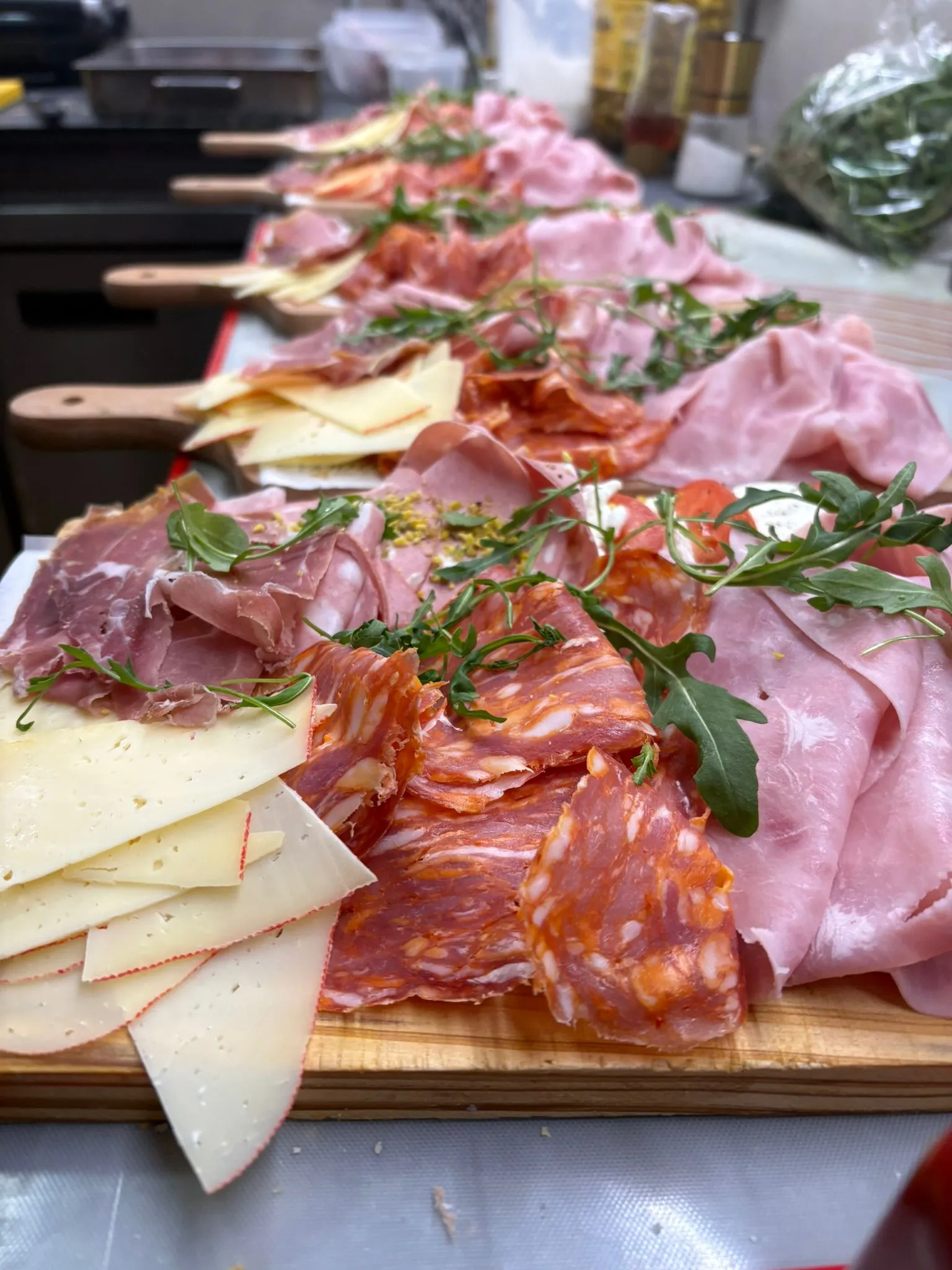 Tabla de entradas con jamón ibérico y quesos en La Botte