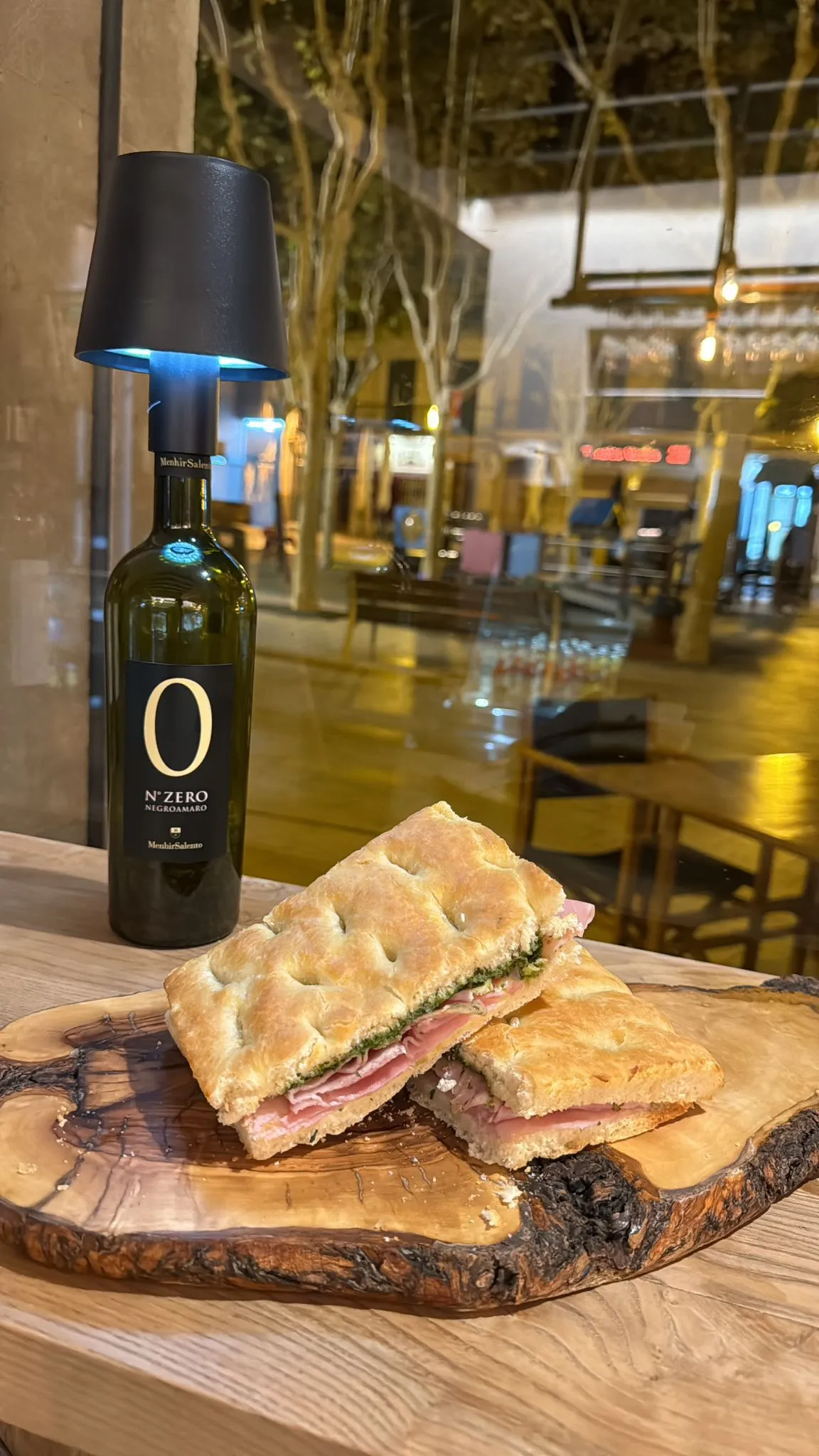Sándwich artesano con copa de vino en La Botte